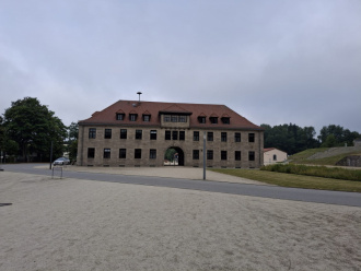 Die ehemalige SS-Kommandantur bildet den Eingang