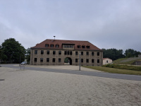 Die ehemalige SS-Kommandantur bildet den Eingang